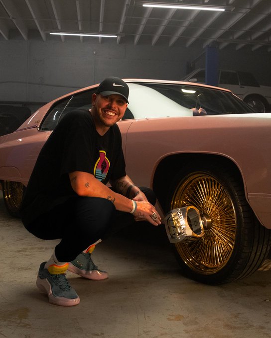 骚气十足！迈克·米勒定制勒布朗23代球鞋同款配色汽车