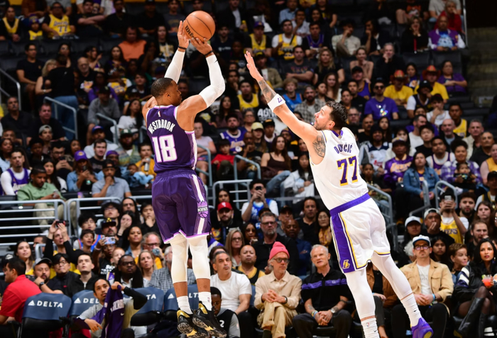 天天盈球 官网-东契奇故意滑倒轰进神仙三分，赛后说是故意的！连续两场三节打卡|国王|湖人|卢卡-东契奇|洛杉矶湖人队|nba_新浪体育_新浪新闻