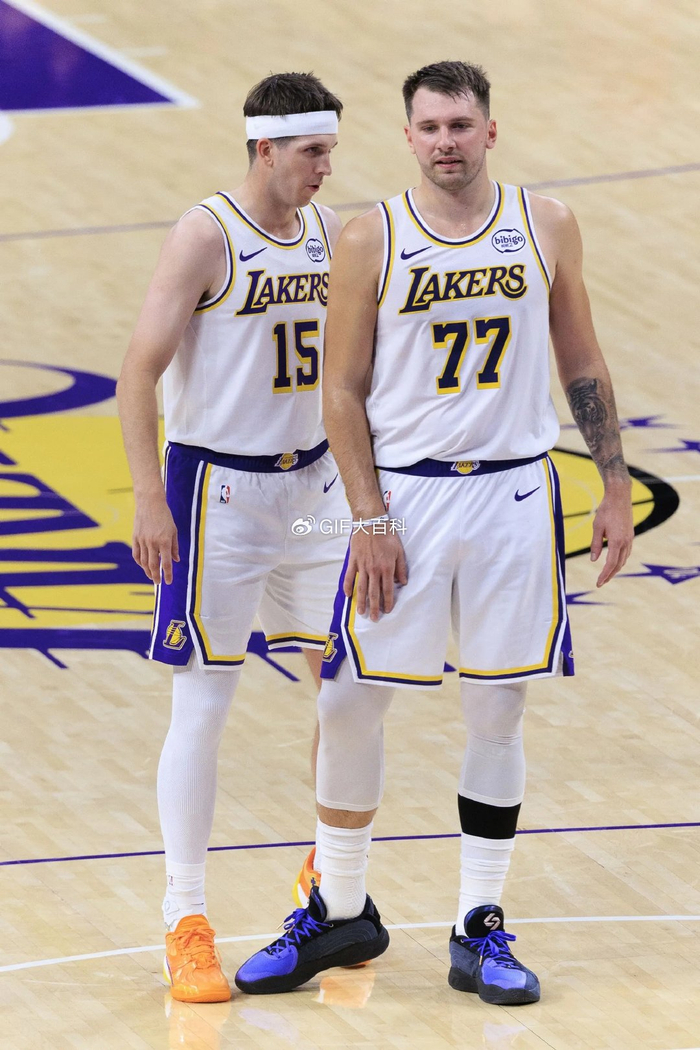 天天盈球 官网-东契奇故意滑倒轰进神仙三分，赛后说是故意的！连续两场三节打卡|国王|湖人|卢卡-东契奇|洛杉矶湖人队|nba_新浪体育_新浪新闻