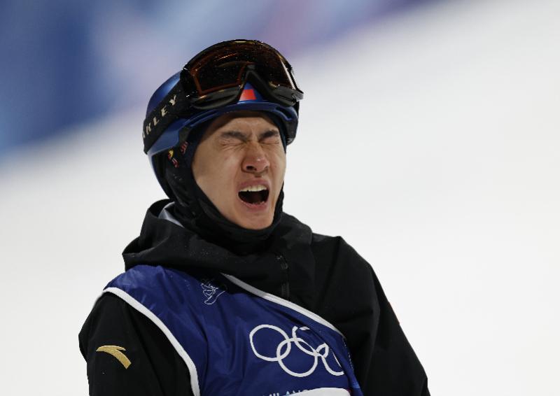 苏翊鸣有惊无险晋级冬奥大跳台决赛，直言自己“压力有点大”